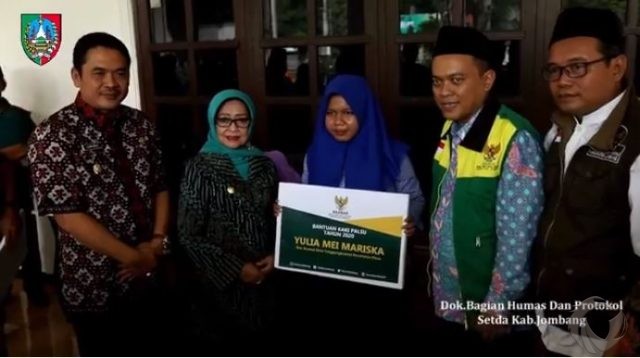 Bupati Mundjidah Serahkan Bantuan Kaki Palsu dari BAZNAS Jombang