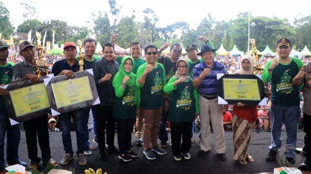 Berlangsung Meriah, Menteri PDTT Hadiri Kenduri Durian Wonosalam 2020