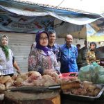 Bupati Mundjidah Sidak Bahan Pokok di Pasar Citra Niaga Jombang