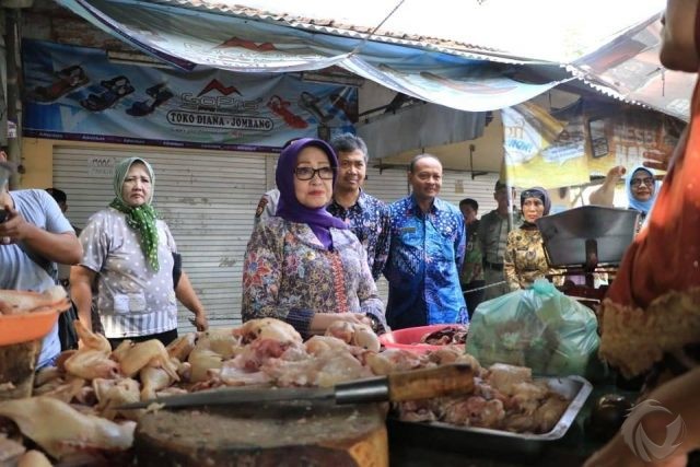 Bupati Mundjidah Sidak Bahan Pokok di Pasar Citra Niaga Jombang