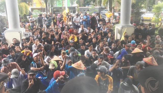 Ratusan Petani dan Mahasiswa Jember, Demo Soal Relokasi Saluran Irigasi di Puger