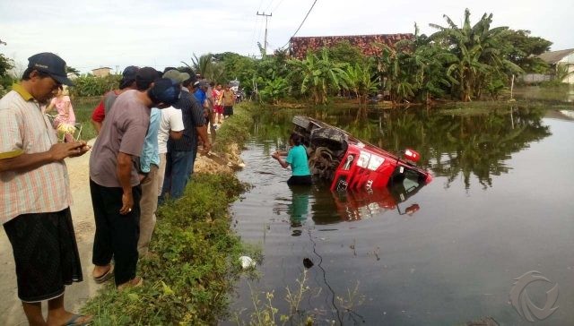 Sopir Sibuk Berponsel, Minibus Tercebur ke Tambak