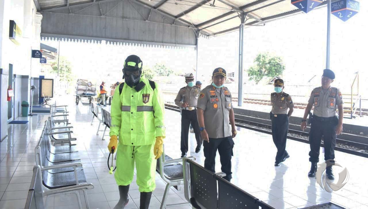 Cegah Penyebaran Covid-19, Polisi Semprot Disinfektan di Terminal Bus dan Stasiun KA
