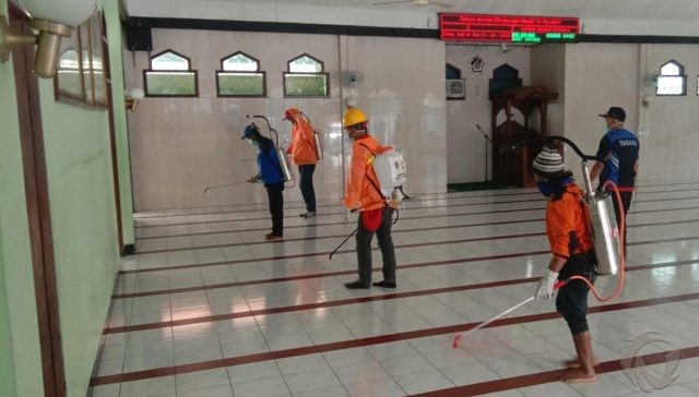 Sebelum Salat Jumat, PMI Kabupaten Mojokerto Semprot Masjid dengan Disinfektan