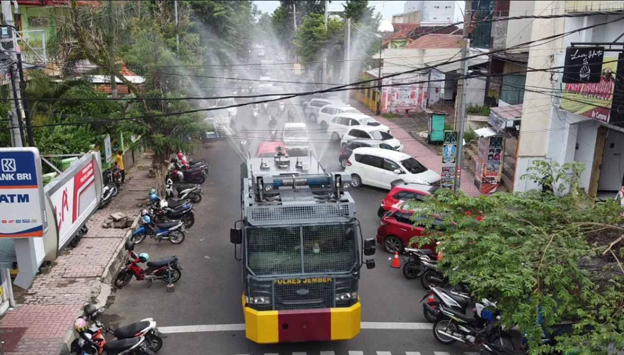 Video: Jember ‘Hujan’ Cairan Disinfektan