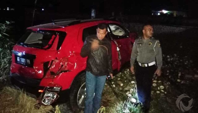 Mesin Mati Mendadak Saat di Perlitasan Kereta Api di Blitar, Minibus Terseret Kereta Doho