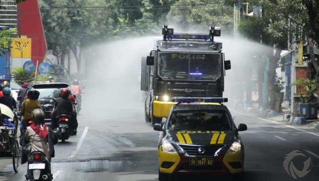 Kendaraan Taktis Polisi Semprot Disinfektan ke Jalan di Mojokerto