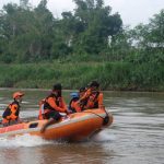 Pemuda di Nganjuk Lompat ke Sungai Brantas, Tim BPBD Lakukan Pencarian
