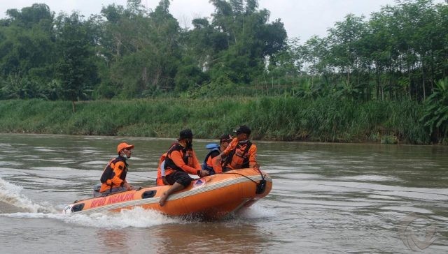 Pemuda di Nganjuk Lompat ke Sungai Brantas, Tim BPBD Lakukan Pencarian