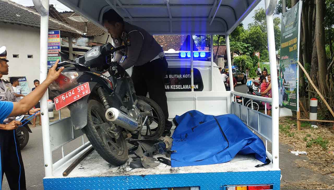 Video: Adu Moncong Minibus VS Sepeda Motor, Pengendara Meninggal Dunia