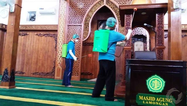 Tangkal Corona, Masjid di Lamongan Disemprot Disinfektan