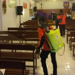 Tak Tunggu Pemerintah, Pemuda NU Jombang Semprotkan Disinfektan di Gereja