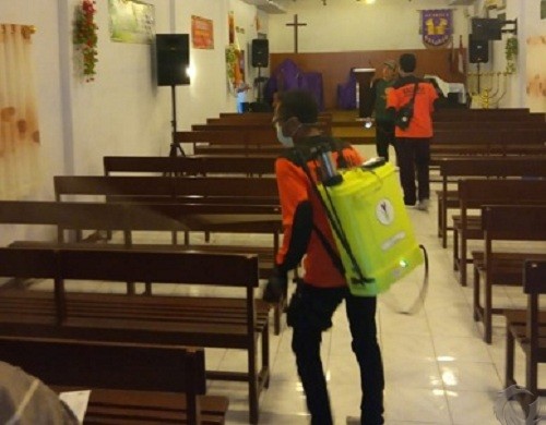 Tak Tunggu Pemerintah, Pemuda NU Jombang Semprotkan Disinfektan di Gereja