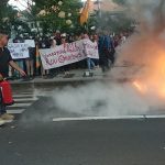 PMII Banyuwangi Demo Bakar Ban Tolak Omnibus Law