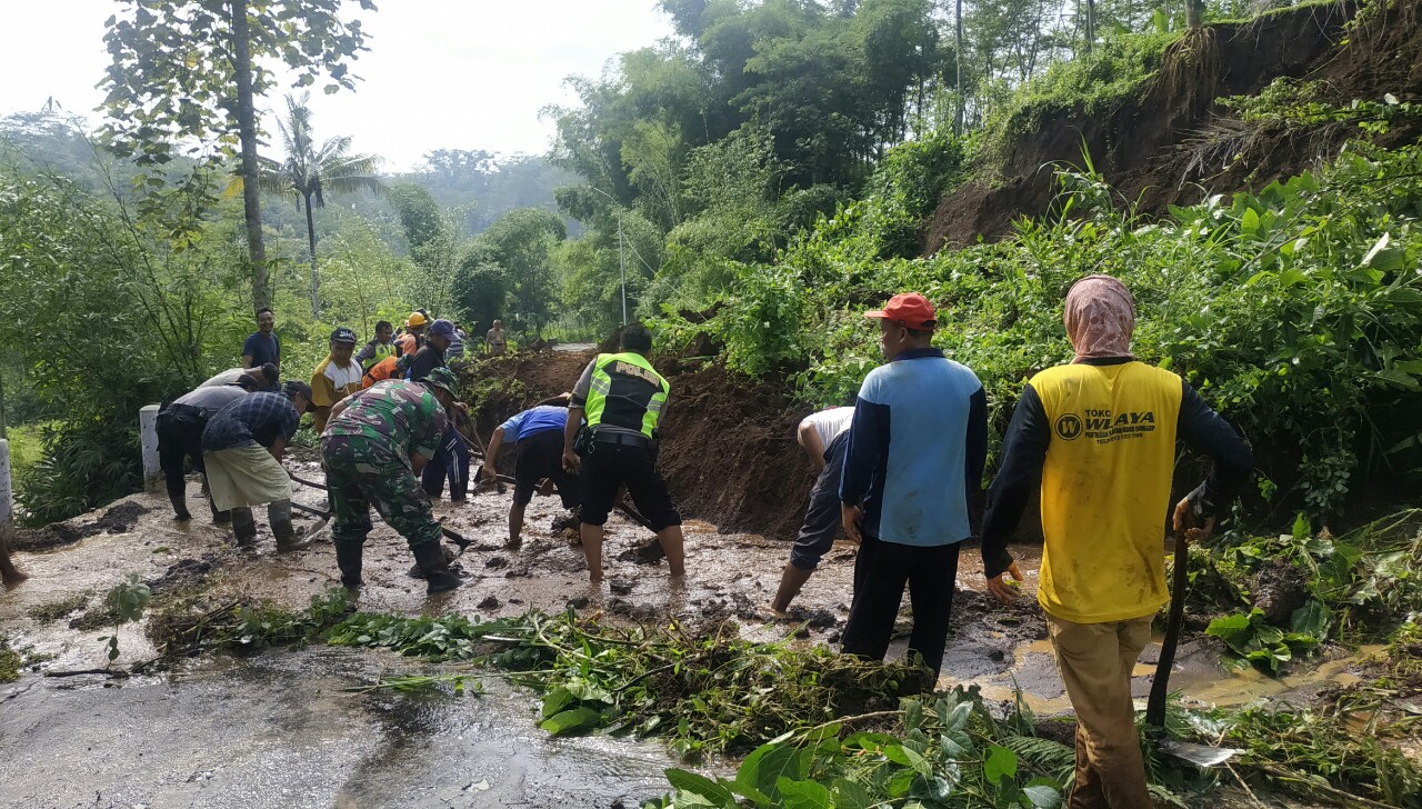 Video: Tebing Ngrendeng Blitar Longsor Usai Diguyur Hujan Lebat