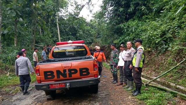 Hujan Semalaman, Tebing di Desa Plumbangan Blitar Longsor