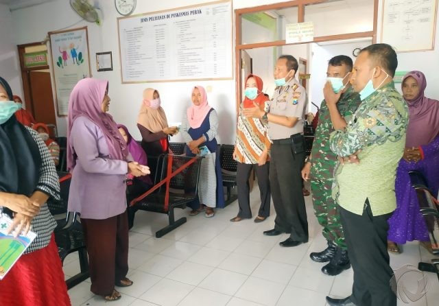 Cegah Penyebaran Covid-19, Puskesmas Perak Kerjasama dengan Forkopimcam Terjun ke Masyarakat