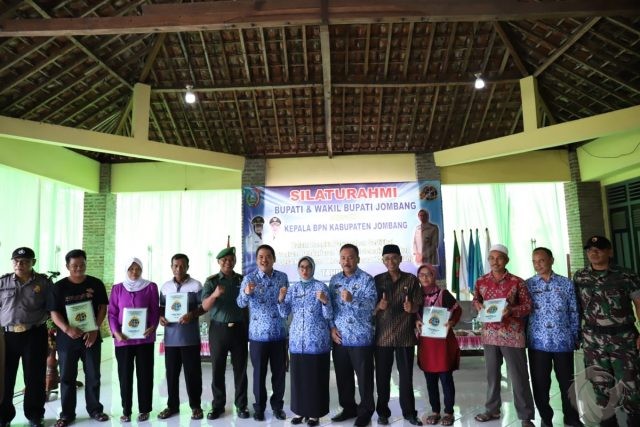 Serahkan Sertifikat PTSL, Wakil Bupati Jombang Silaturahmi ke Desa Mojowarno