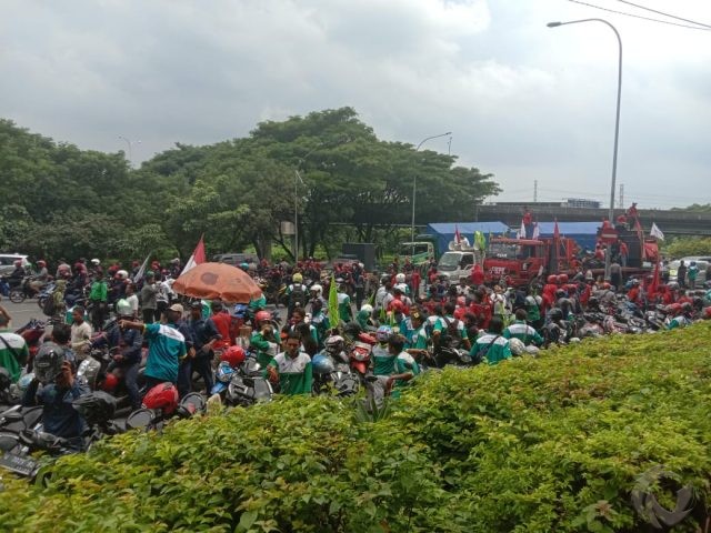 Tolak Omnibus Law, Pengunjukrasa Tutup Frontage Jalan Ahmad Yani Surabaya