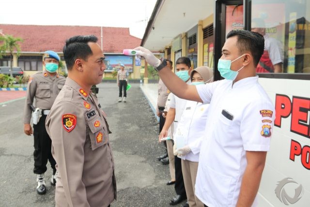 Tangkal Corona, Polres Ngawi Deteksi Suhu Tubuh Pengunjung dan Anggota