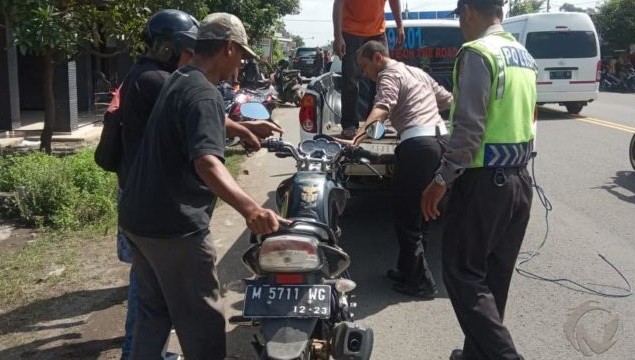 Oleng dan Terjatuh di Jalan Raya Ngantru Tulungagung, Penumpang Motor Tewas