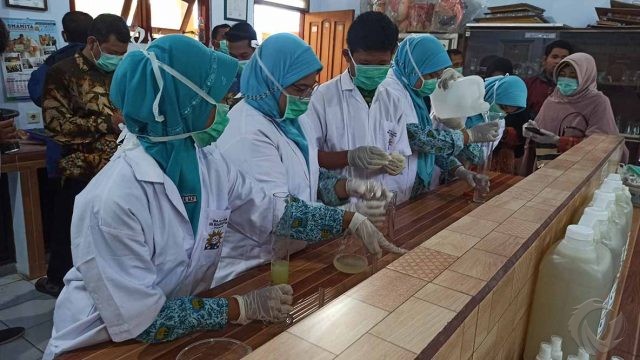 Pelajar di Sidoarjo Buat Sendiri Hand Sanitizer, Dibagikan ke Ratusan Masjid