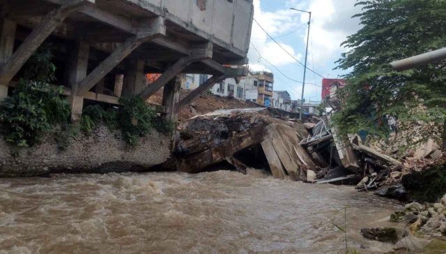 Pasca Jembatan Jompo Ambruk, Pemkab Jember Segera Robohkan 21 Ruko