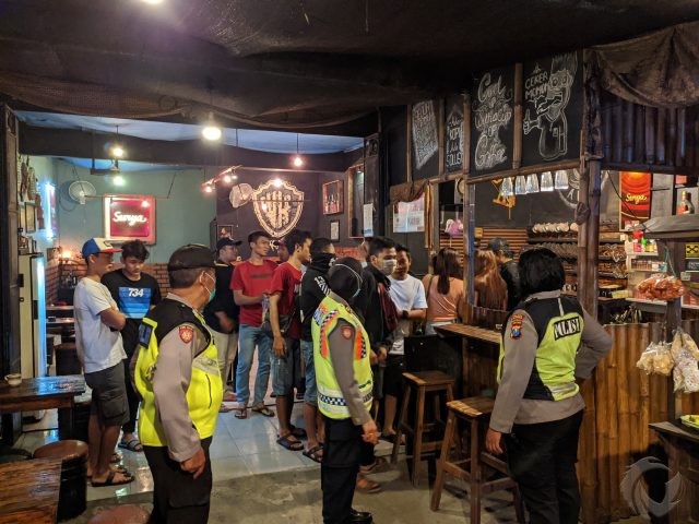 Tangkal Corona, Polres Mojokerto Amankan Puluhan Orang di Kafe
