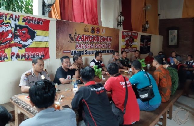 Kapolres Pamekasan Cangkrukan Bersama Suporter Madura United, Ajak Jaga Kondusivitas