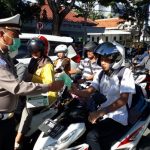 Satlantas Polres Pamekasan Bagi-bagi Sanitizer dan Masker ke Pengendara Ranmor