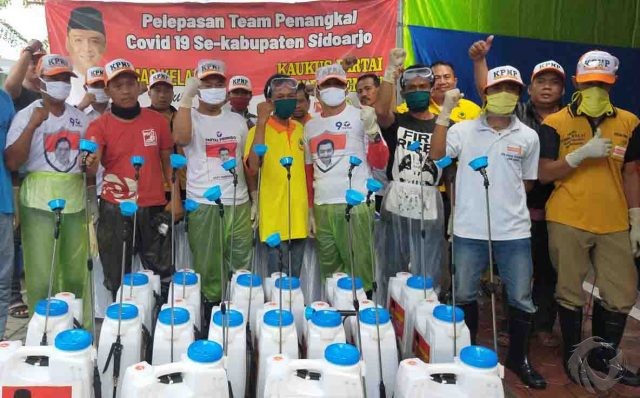 Kaukus Partai Non-Parlemen di Sidoarjo Keliling Semprotkan Disinfektan