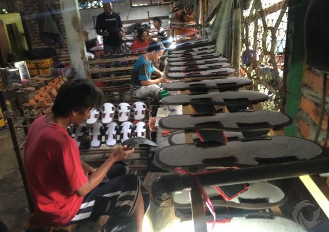 Imbas Corona, Omzet Perajin Sandal-Sepatu di Kota Mojokerto Anjlok