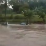 Video: Air Sungai di Blitar Meluap, Dua Pikap Satu Motor Hanyut