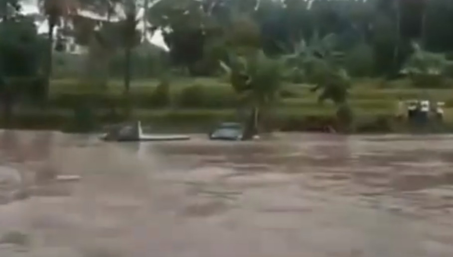 Video: Air Sungai di Blitar Meluap, Dua Pikap Satu Motor Hanyut