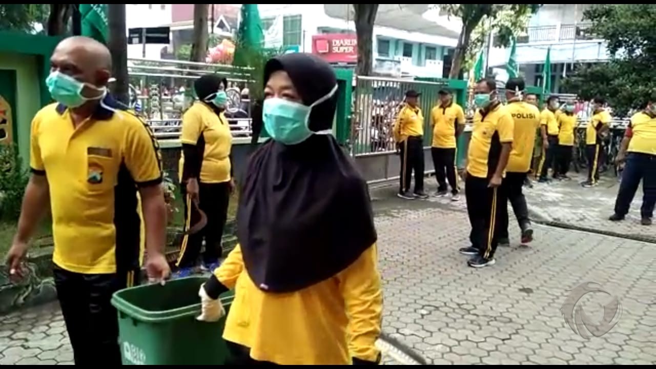 Cegah Corona, Polres Nganjuk Bersih-Bersih Fasiltas Umum