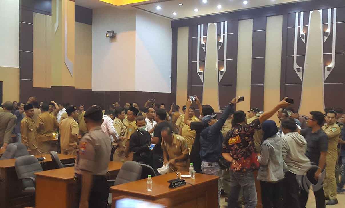 Ratusan Kades se-Kabupaten Pasuruan Ngeluruk Gedung DPRD
