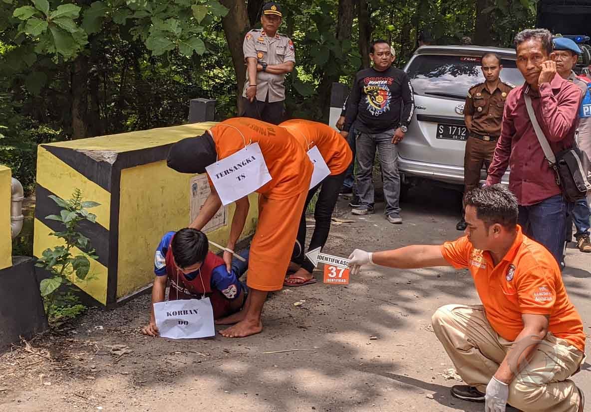 Rekonstruksi Pembunuhan Siswa SD di Mojokerto, Begini Sadisnya Tersangka Menghabisi Korban