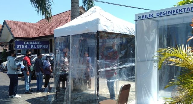 Tangkal Corona, Samsat Surabaya Utara Wajibkan Pemohon Masuk Bilik Disinfektan