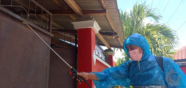 Warga di Jember Swadaya Semprot Disinfektan di Perumahan