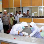 Polres Situbondo Semprot Disinfektan ke Ponpes dan Makam KH Asad Syamsul Arifin