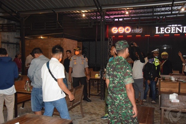 Nongkrong di Sejumlah Kafe, Belasan Pemuda di Pamekasan Dibubarkan Polisi