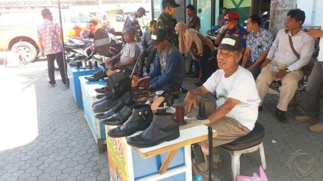 Imbas Covid-19, Pendapatan Tukang Sol Sepatu di Situbondo Anjlok