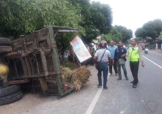Truk Terguling di Situbondo, Delapan Penumpang Terluka