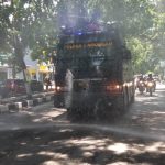 Terjunkan Water Canon, Polisi Semprotkan Disinfektan di Jalan-jalan Kota Lamongan