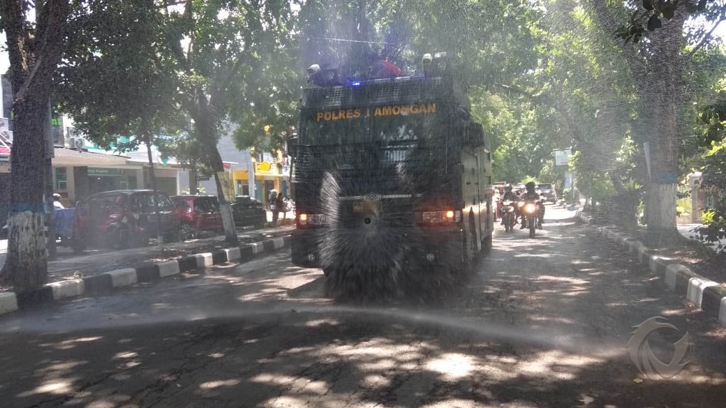 Terjunkan Water Canon, Polisi Semprotkan Disinfektan di Jalan-jalan Kota Lamongan