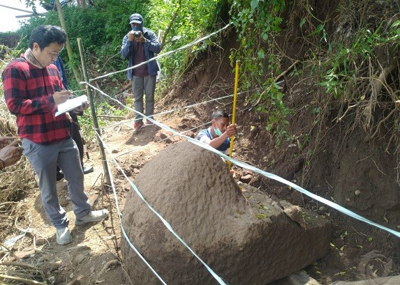 Warga di Mojokerto Temukan Tangga Kuno, BPCB Menduga Bagian Candi yang Terpendam
