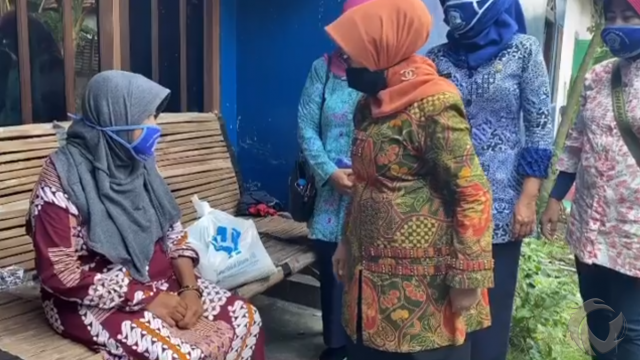 Bupati Mundjidah Wahab Lakukan Bakti Sosial bersama DPC-IPeKB & DPPKB Kabupaten Jombang