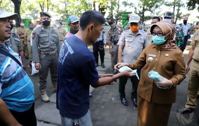 Perangi Covid-19, Bupati Mundjidah Serahkan Tandon Air di Pasar Pon Jombang