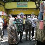 Sidak di Pasar Legi Jombang, Bupati Mundjidah Bagikan Masker sekaligus Cek Harga Bahan Pokok