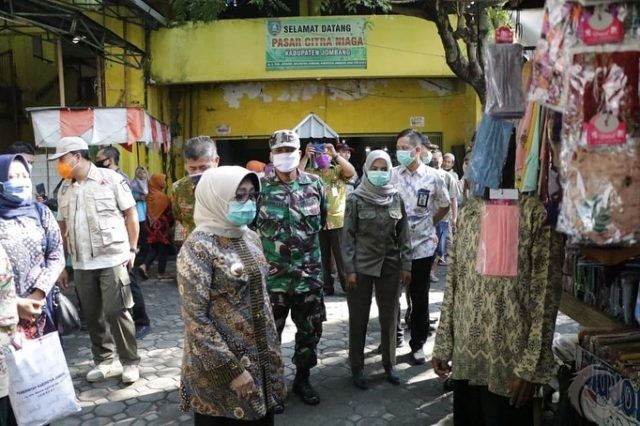 Sidak di Pasar Legi Jombang, Bupati Mundjidah Bagikan Masker sekaligus Cek Harga Bahan Pokok